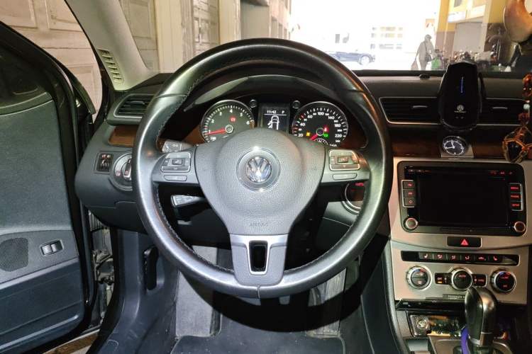 Used Volkswagen Magotan 2012 Travel Edition 2.0 TSI Comfort Version Steering Wheel