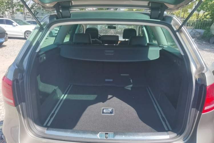 Used Volkswagen Magotan 2012 Travel Edition 2.0 TSI Luxury Version Trunk