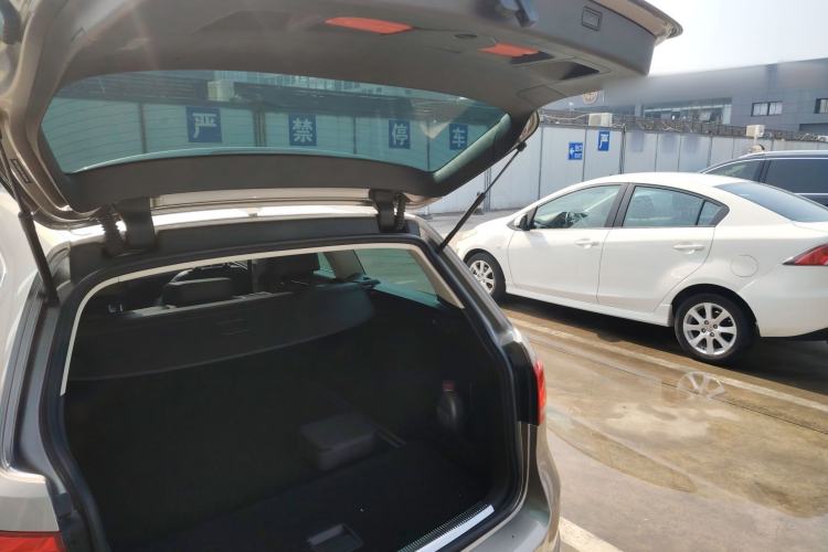 Used Volkswagen Magotan 2012 Travel Edition 2.0 TSI Comfort Version Trunk