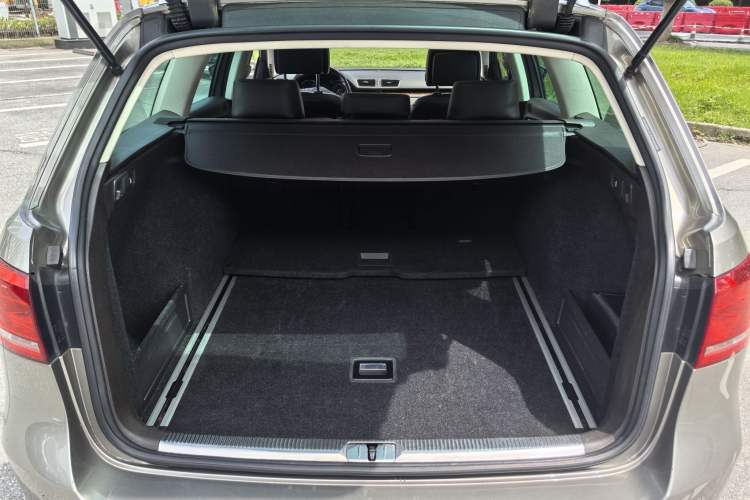 Used Volkswagen Magotan 2012 Travel Edition 2.0 TSI Comfort Version Trunk