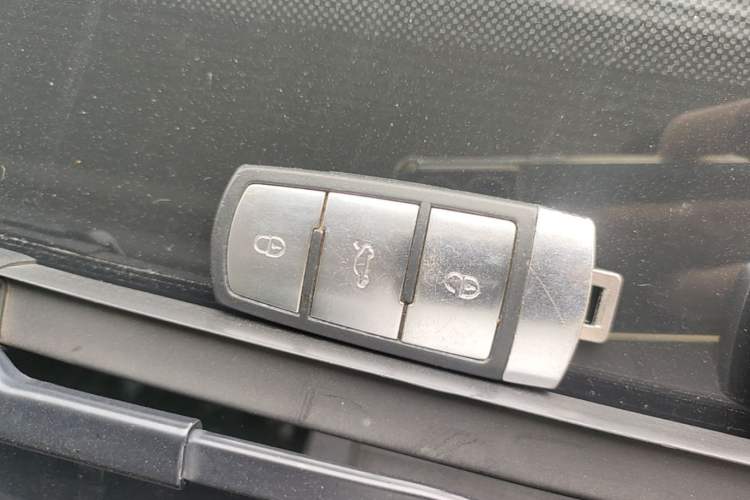 Used Volkswagen Magotan 2012 Travel Edition 2.0 TSI Comfort Version Vehicle Key