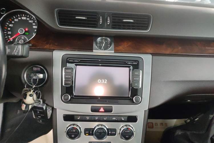 Used Volkswagen Magotan 2012 Travel Edition 2.0 TSI Comfort Version Audio And AC Panel