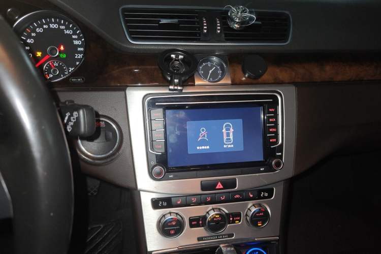 Used Volkswagen Magotan 2012 Travel Edition 2.0 TSI Luxury Version Audio And AC Panel