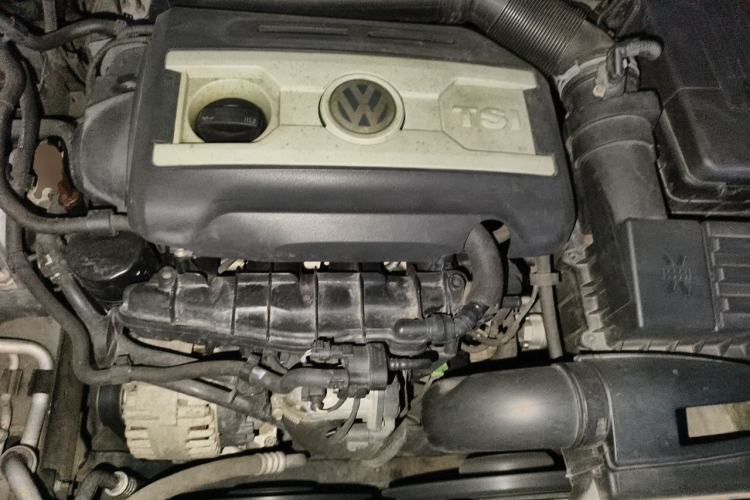 Used Volkswagen Magotan 2012 Travel Edition 2.0 TSI Luxury Version Engine Bay