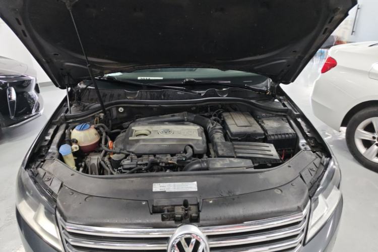 Used Volkswagen Magotan 2012 Revised Version 1.8TSI Leading Edition Engine Bay