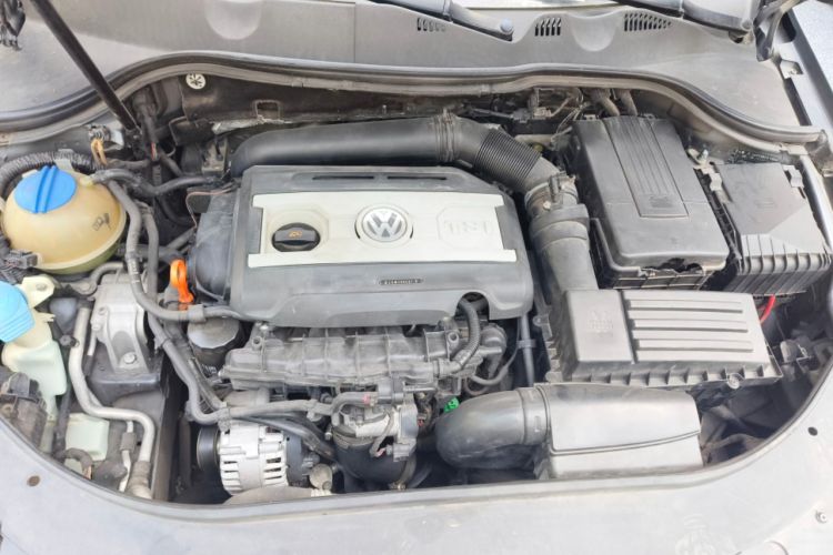 Used Volkswagen Magotan 2012 2.0 TSI Prestige Edition Engine Bay
