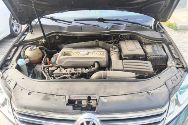 Used Volkswagen Magotan 2012 Revised Version 2.0 TSI Supreme Edition Engine Bay
