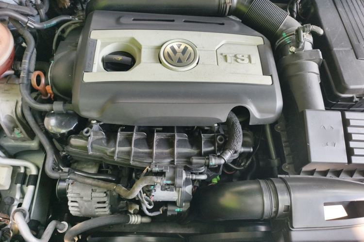 Used Volkswagen Magotan 2012 Travel Edition 2.0 TSI Comfort Version Engine Bay