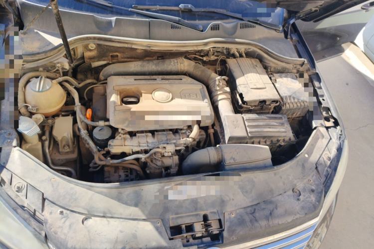 Used Volkswagen Magotan 2012 Revised Version 1.8TSI Leading Edition Engine Bay