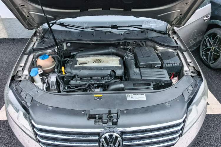 Used Volkswagen Magotan 2012 Travel Edition 2.0 TSI Comfort Version Engine Bay