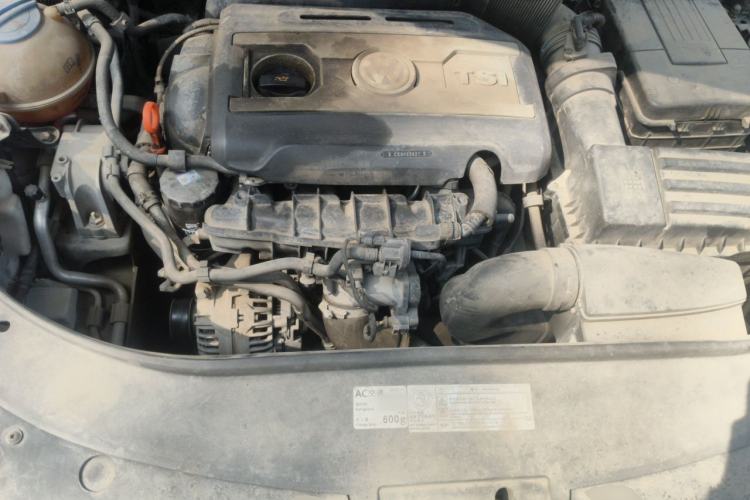 Used Volkswagen Magotan 2012 Revised 1.8TSI Luxury Version Engine Bay