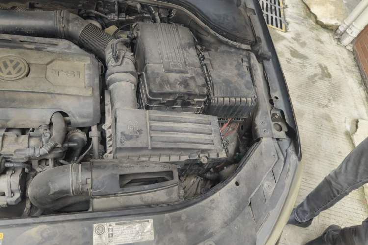 Used Volkswagen Magotan 2012 Travel Edition 2.0 TSI Comfort Version Engine Bay Left