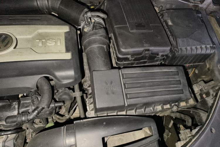 Used Volkswagen Magotan 2012 Travel Edition 2.0 TSI Luxury Version Engine Bay Left