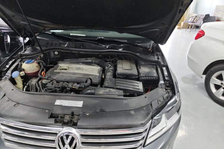 Used Volkswagen Magotan 2012 Revised Version 1.8TSI Leading Edition Engine Bay Left