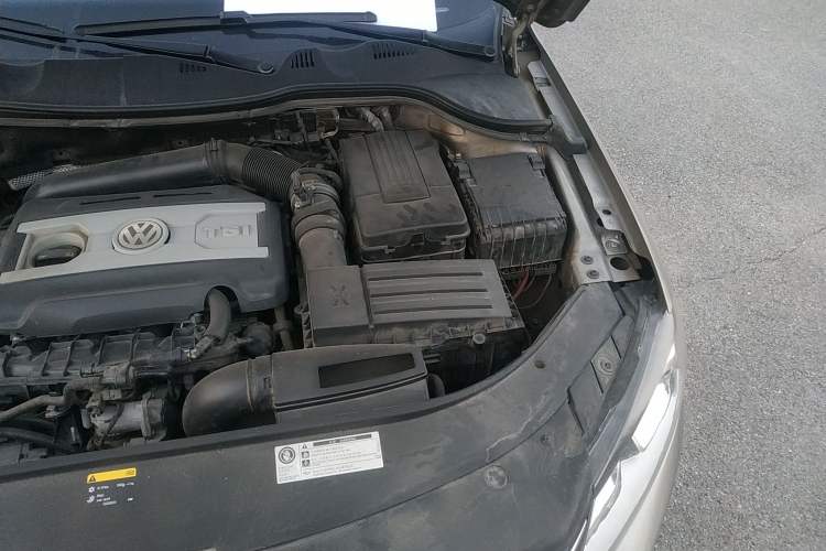 Used Volkswagen Magotan 2012 Travel Edition 2.0 TSI Comfort Version Engine Bay Left