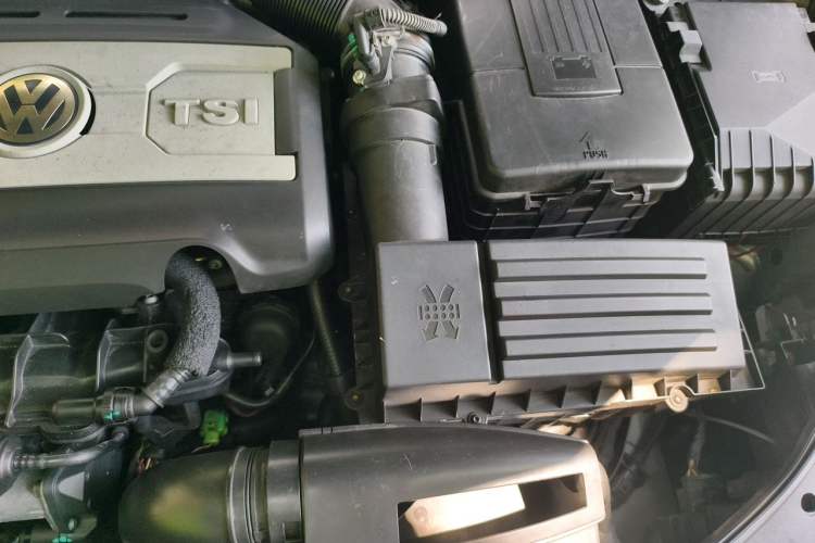 Used Volkswagen Magotan 2012 Travel Edition 2.0 TSI Comfort Version Engine Bay Left