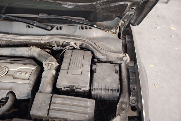 Used Volkswagen Magotan 2012 Revised 1.8TSI Luxury Version Engine Bay Left