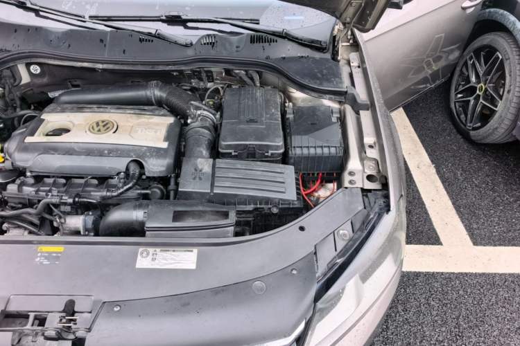 Used Volkswagen Magotan 2012 Travel Edition 2.0 TSI Comfort Version Engine Bay Left