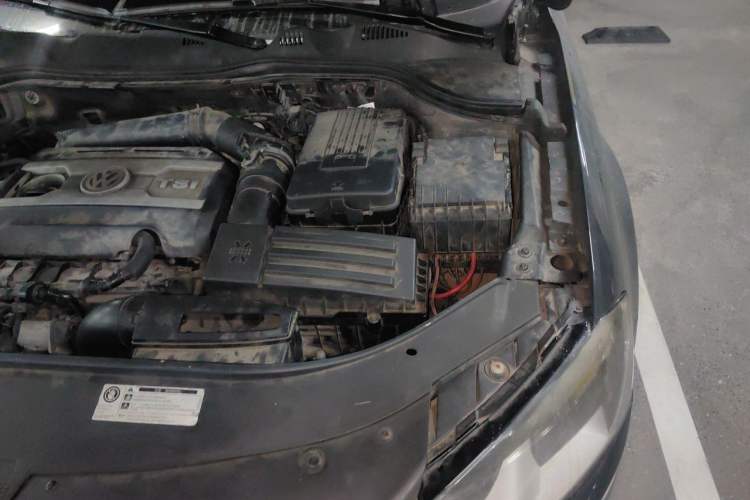 Used Volkswagen Magotan 2012 Travel Edition 2.0 TSI Comfort Version Engine Bay Left