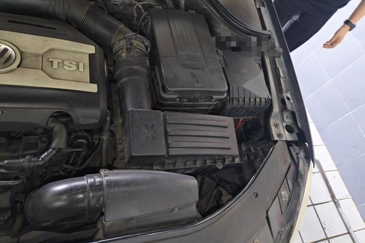 Used Volkswagen Magotan 2012 1.8TSI Luxury Model Engine Bay Left