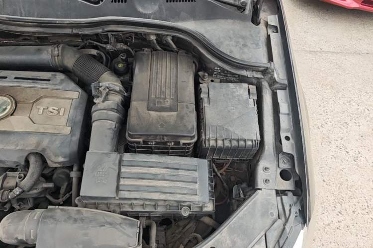 Used Volkswagen Magotan 2012 2.0 TSI Prestige Edition Engine Bay Left