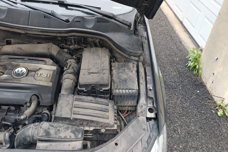 Used Volkswagen Magotan 2012 Revised 1.8TSI Luxury Version Engine Bay Left