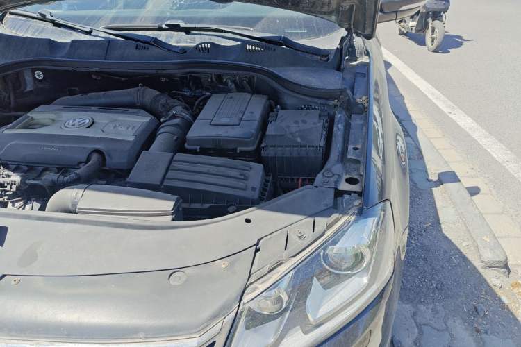 Used Volkswagen Magotan 2012 1.8TSI Prestige Model Engine Bay Left