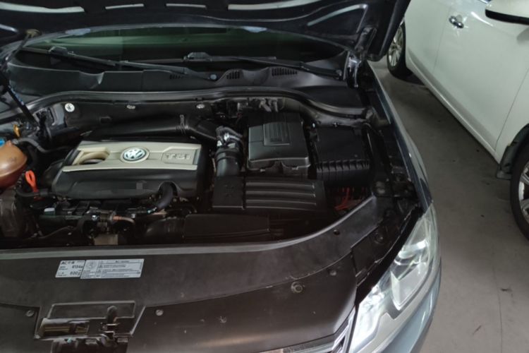 Used Volkswagen Magotan 2012 Revised 1.8TSI Luxury Version Engine Bay Left