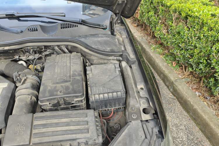 Used Volkswagen Magotan 2012 Travel Edition 2.0 TSI Comfort Version Engine Bay Left