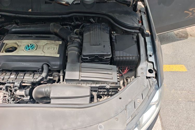 Used Volkswagen Magotan 2012 Revised Version 2.0 TSI Supreme Edition Engine Bay Left