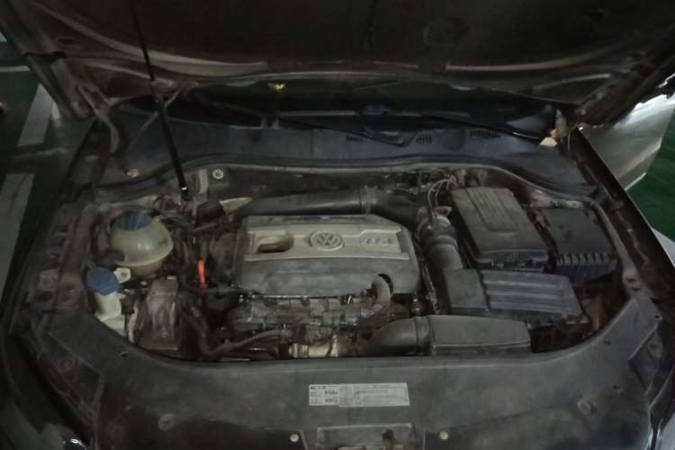 Used Volkswagen Magotan 2012 Revised Version 1.8TSI Leading Edition Engine Bay