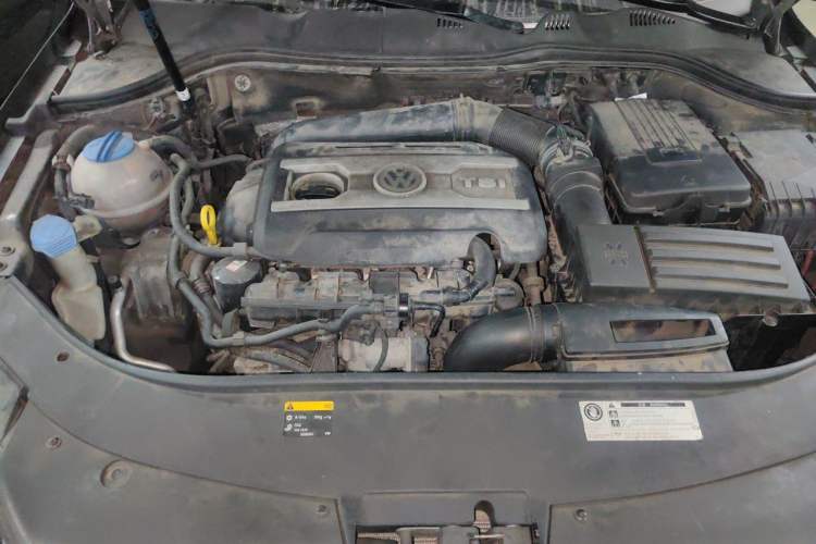 Used Volkswagen Magotan 2012 Travel Edition 2.0 TSI Comfort Version Engine Bay