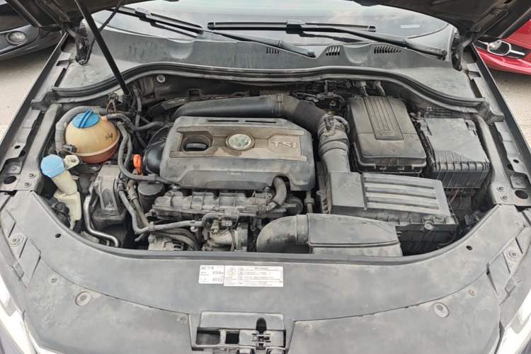 Used Volkswagen Magotan 2012 2.0 TSI Prestige Edition Engine Bay