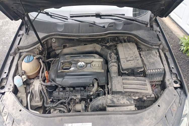 Used Volkswagen Magotan 2012 Revised 1.8TSI Luxury Version Engine Bay