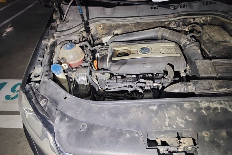 Used Volkswagen Magotan 2012 Revised 1.8TSI Luxury Version Engine Bay Right