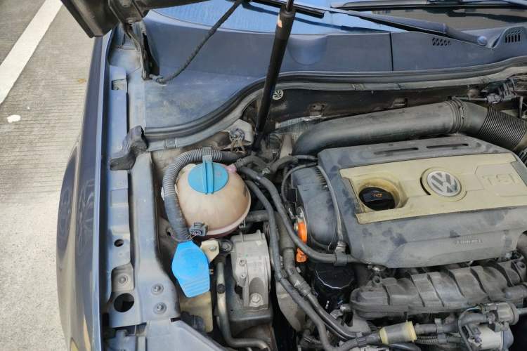 Used Volkswagen Magotan 2012 1.8TSI Luxury Model Engine Bay Right