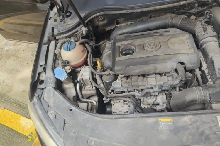 Used Volkswagen Magotan 2012 Travel Edition 2.0 TSI Comfort Version Engine Bay Right