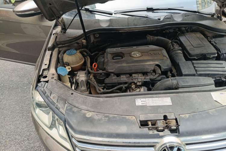 Used Volkswagen Magotan 2012 Facelift 1.8TSI Prestige Model Engine Bay Right
