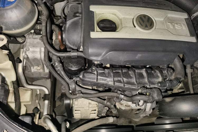 Used Volkswagen Magotan 2012 Travel Edition 2.0 TSI Luxury Version Engine Bay Right