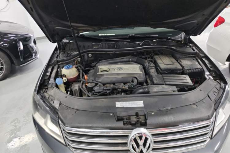 Used Volkswagen Magotan 2012 Revised Version 1.8TSI Leading Edition Engine Bay Right