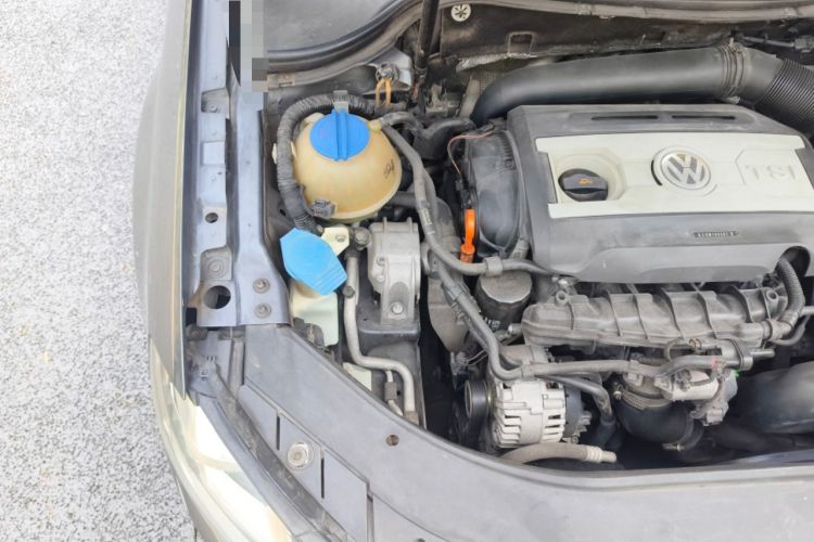 Used Volkswagen Magotan 2012 2.0 TSI Prestige Edition Engine Bay Right