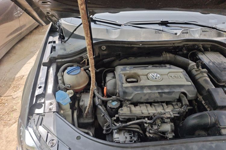 Used Volkswagen Magotan 2012 Facelift 2.0 TSI Prestige Model Engine Bay Right