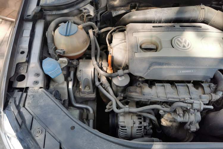 Used Volkswagen Magotan 2012 Revised 1.8TSI Luxury Version Engine Bay Right