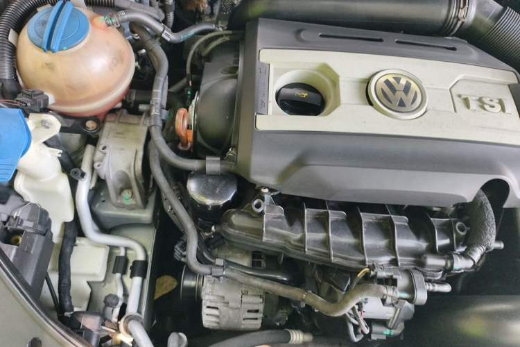 Used Volkswagen Magotan 2012 Travel Edition 2.0 TSI Comfort Version Engine Bay Right