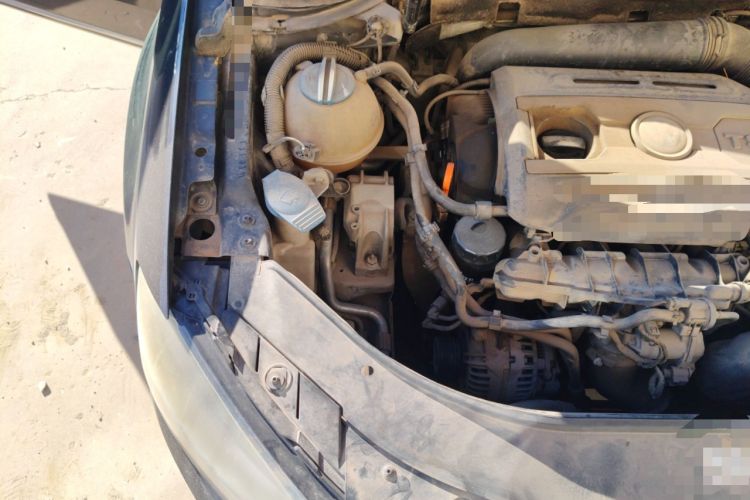 Used Volkswagen Magotan 2012 Revised Version 1.8TSI Leading Edition Engine Bay Right