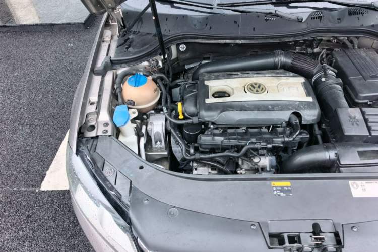 Used Volkswagen Magotan 2012 Travel Edition 2.0 TSI Comfort Version Engine Bay Right