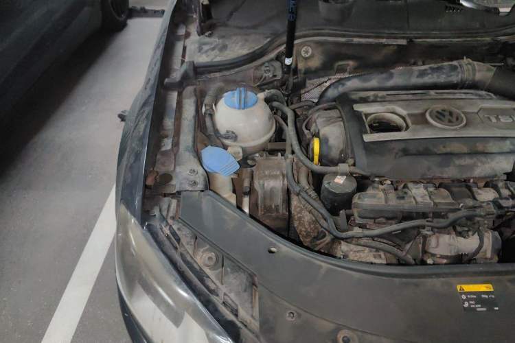 Used Volkswagen Magotan 2012 Travel Edition 2.0 TSI Comfort Version Engine Bay Right