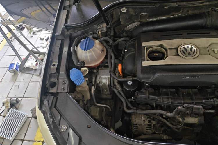 Used Volkswagen Magotan 2012 1.8TSI Luxury Model Engine Bay Right