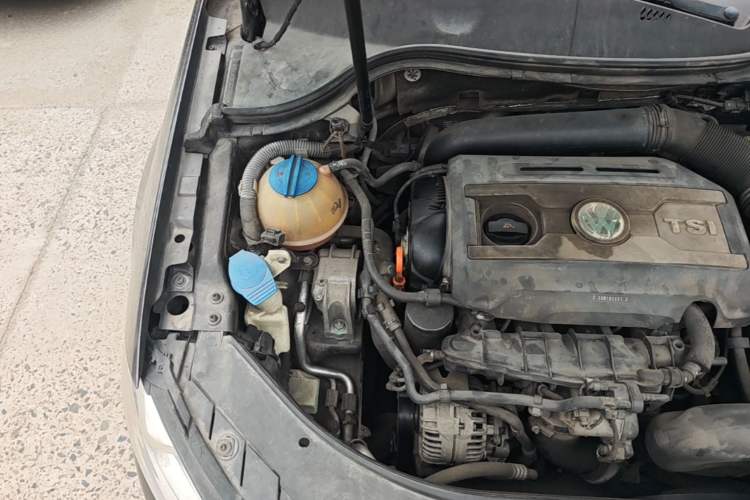 Used Volkswagen Magotan 2012 2.0 TSI Prestige Edition Engine Bay Right