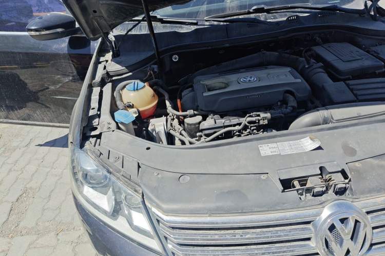Used Volkswagen Magotan 2012 1.8TSI Prestige Model Engine Bay Right